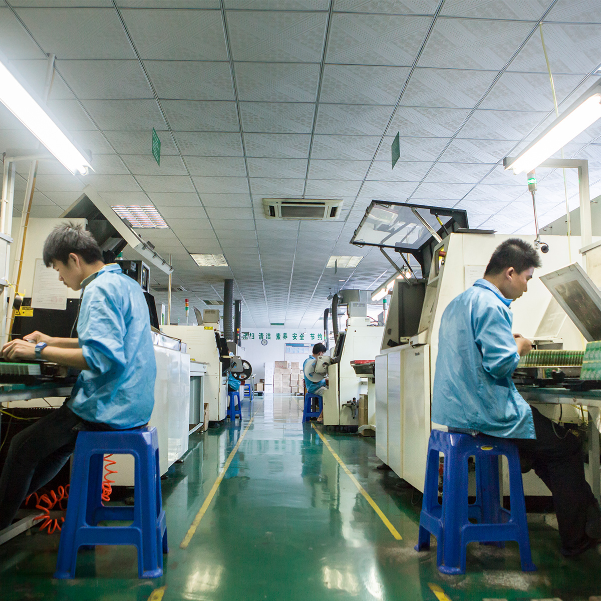 電源適配器廠家：穩(wěn)壓電源與開關電源之間有什么區(qū)別