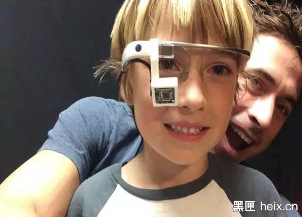 谷歌眼鏡幫助自閉癥兒童正常生活|圖片來源：impactlab.net