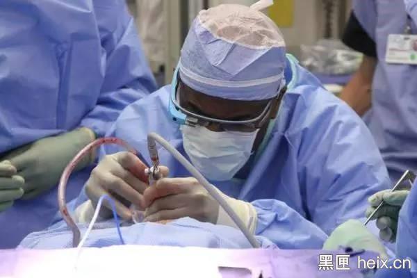 谷歌眼鏡運用于手術|圖片來源：scienceroll