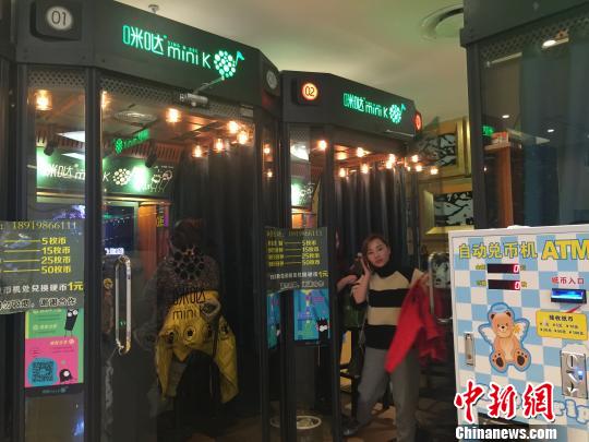 資料圖：蘭州自助式迷你錄音棚吸引市民一展歌喉。徐雪 攝