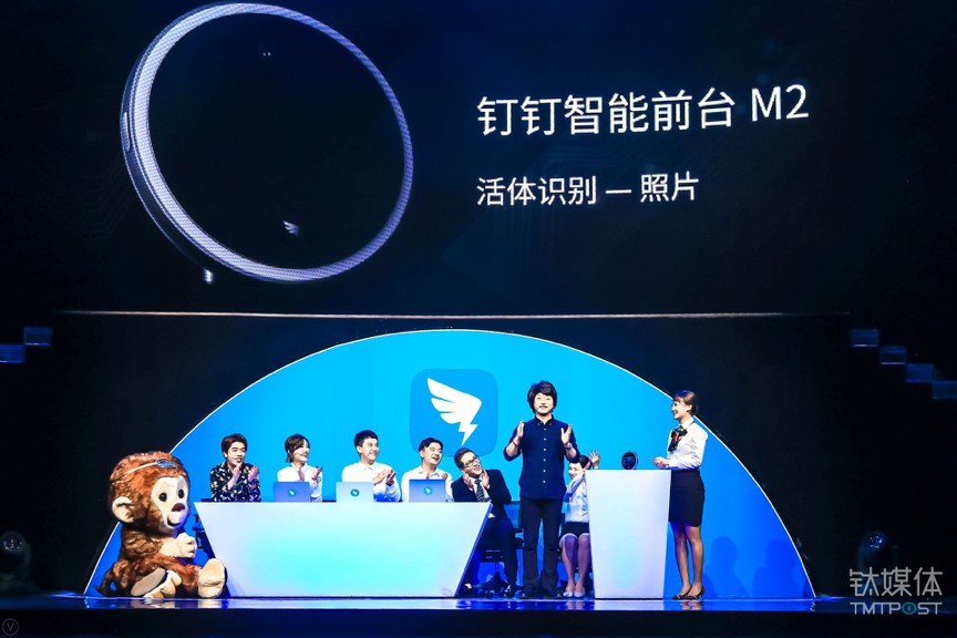 今年 11 月，釘釘發布了支持人臉識別的硬件設備：智能前臺M2